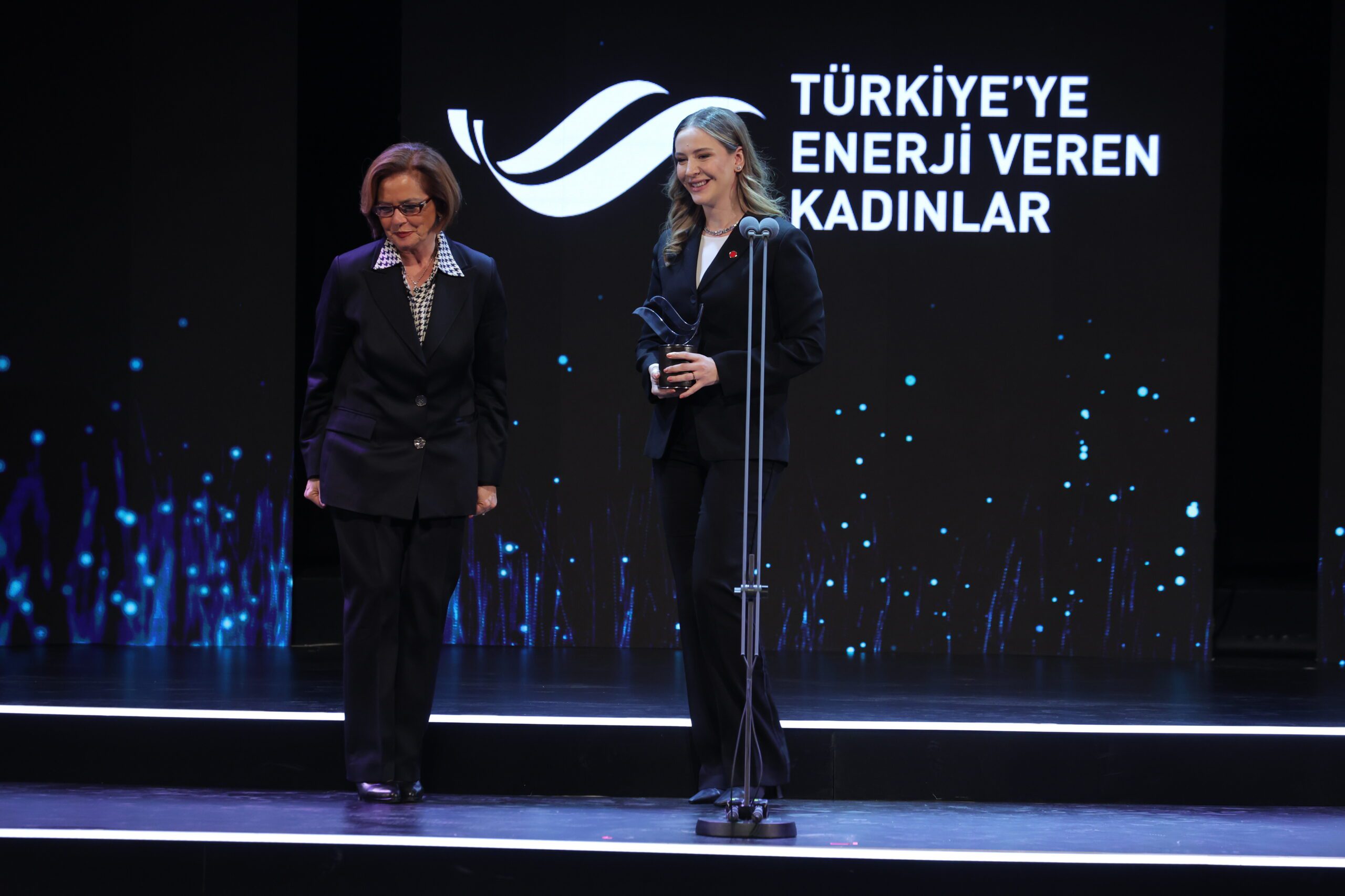 ‘Türkiye’ye Enerji Veren Kadınlar’ ‘İş Dünyası’ ödülüne Kübra Kalyoncu Şeherli layık görüldü