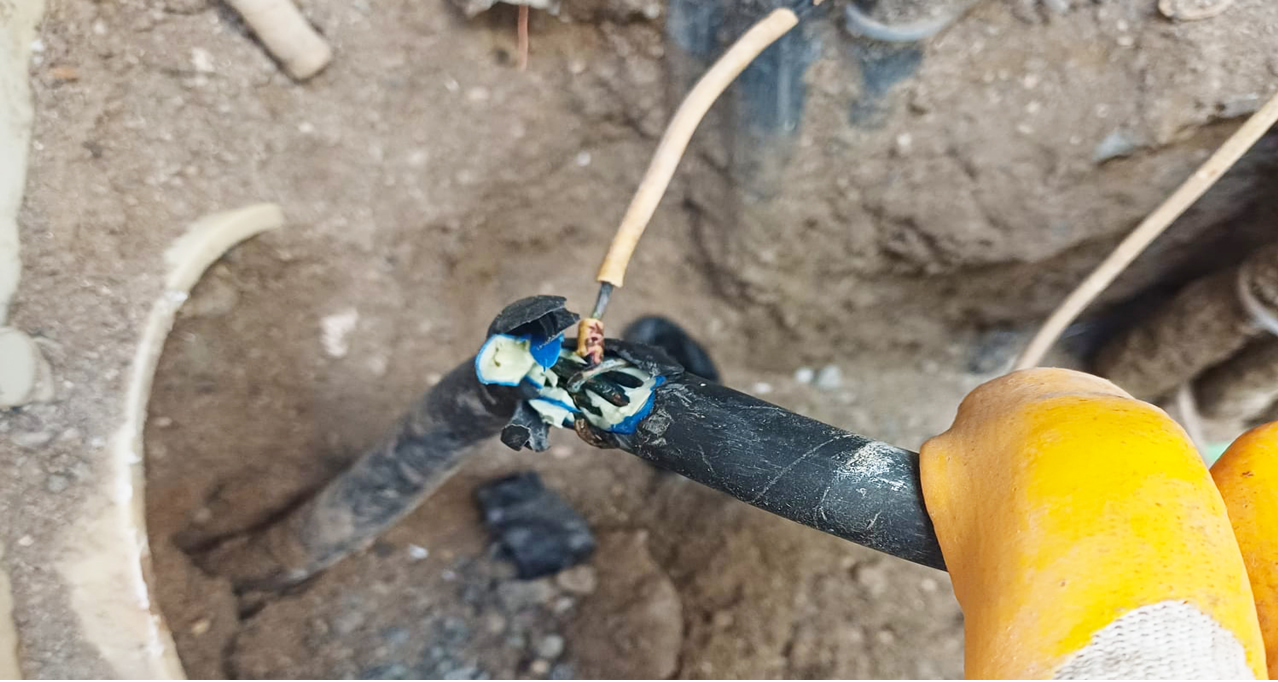 Dicle Elektrik, Yer Altındaki Kaçak Elektrik Bağlantılarına Müdahale Ediyor