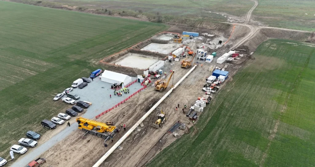 Kalyon_holding_tuna_boru