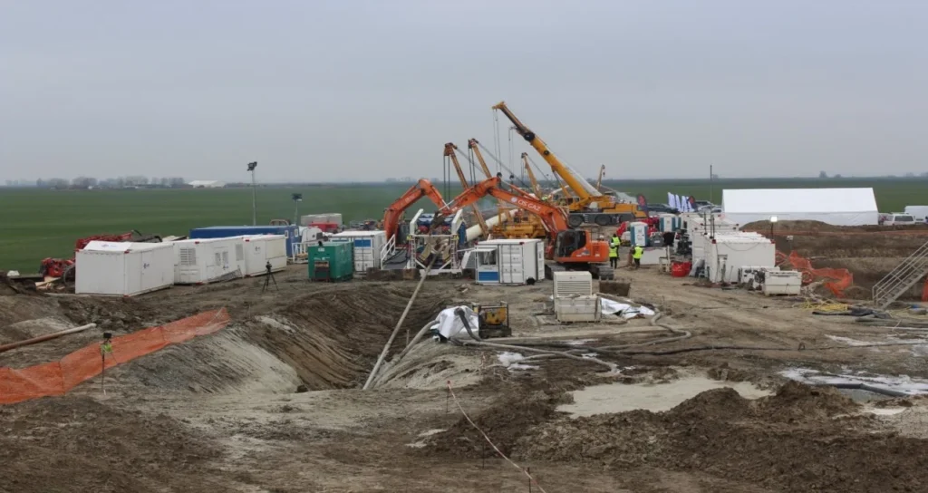 Kalyon_holding_tuna_boru