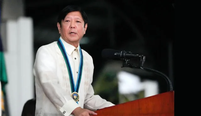 Filipinler Devlet Başkanı Ferdinand Marcos j